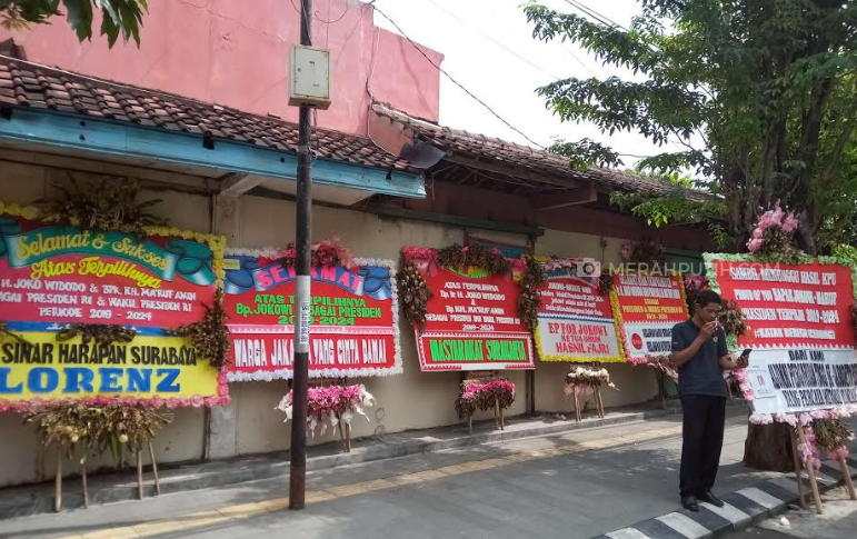 Pulang Kampung, Jokowi Disambut Puluhan Karangan Bunga Ucapan Terpilih Jadi Presiden Dua Periode