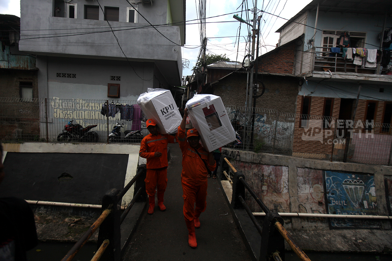 Pasukan Oranye Angkut Logistik Pilkada 2024 ke Pemukian Padat Penduduk Jakarta