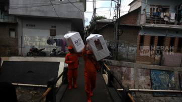 Pasukan Oranye Angkut Logistik Pilkada 2024 ke Pemukian Padat Penduduk Jakarta