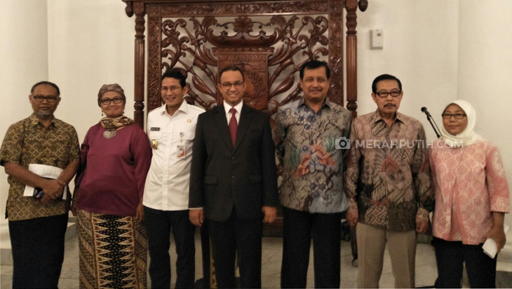 Gubernur DKI Jakarta bersama para anggota TGUPP yang dikritik DPRD tidak jelas kinerjanya