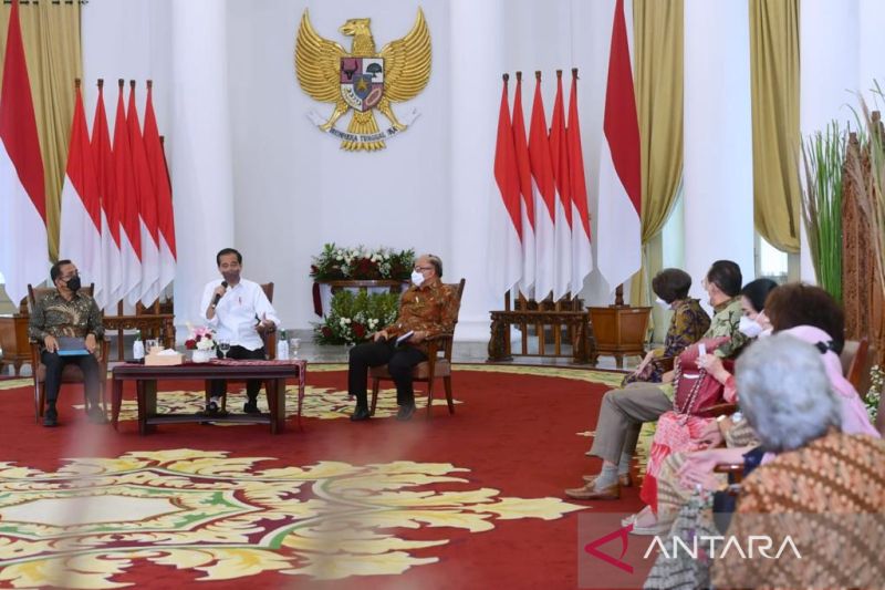 Presiden Joko Widodo menerima sejumlah seniman senior di Istana Kepresidenan Bogor, Jawa Barat, Rabu (23/2). (ANTARA/HO-Biro Pers Sekretariat Presiden/Muchlis Jr)