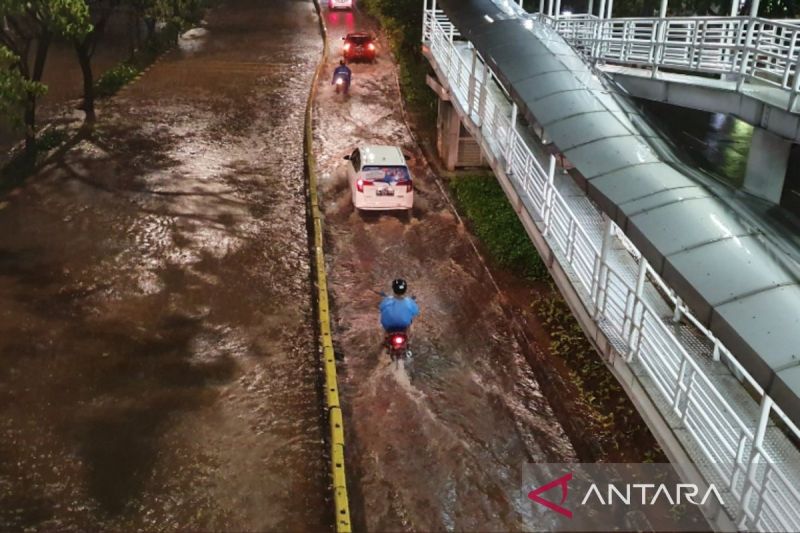 Selasa Malam, Jalan Kembangan Raya dan 7 RT Masih Dikepung Banjir