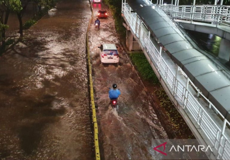 Selasa Malam, Jalan Kembangan Raya dan 7 RT Masih Dikepung Banjir