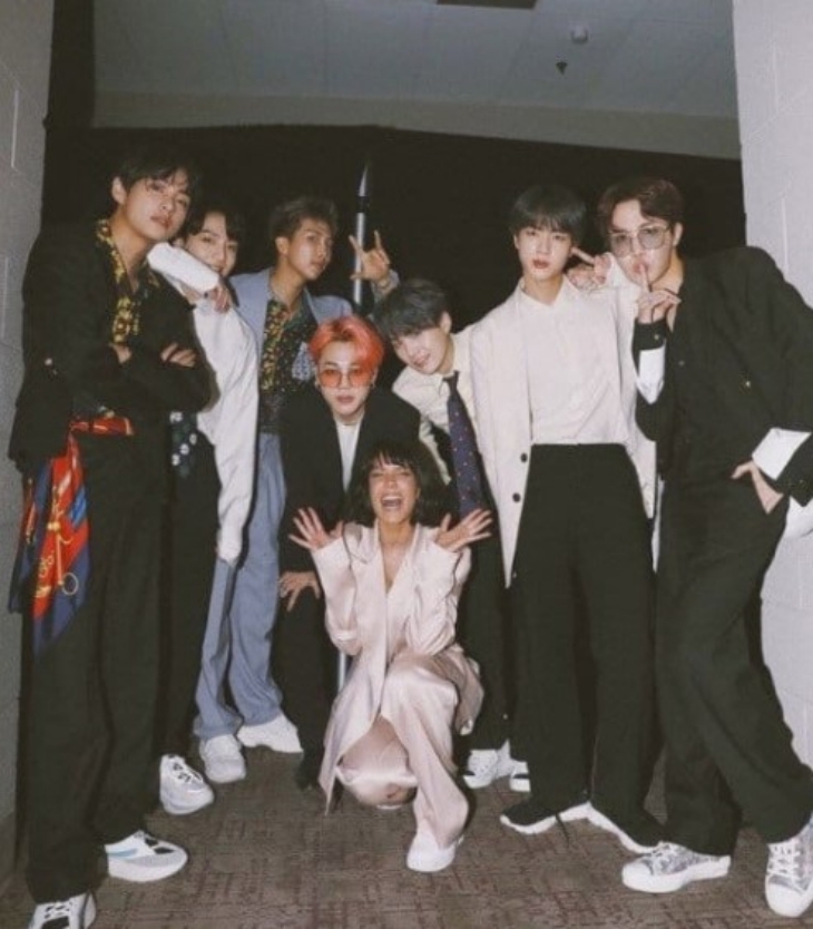 Halsey pernah berkolaborasi dalam lagu hit Boy With Luv. (Foto: Instagram/@iamhalsey)