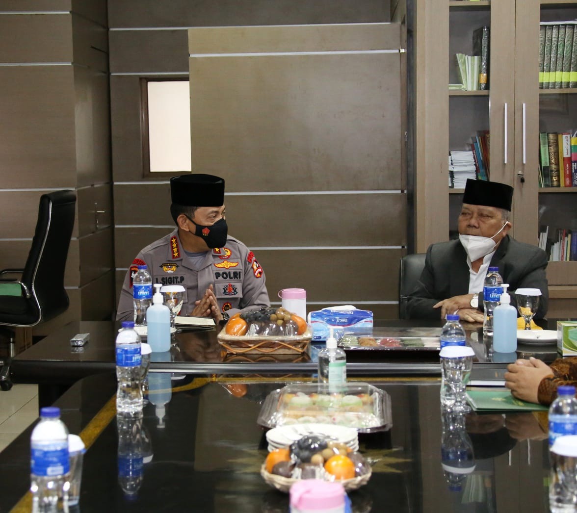 Kapolri Jenderal Listyo Sigit Prabowo dan Ketua Umum Persis, KH Aceng Zakaria. Foto: Humas Polri