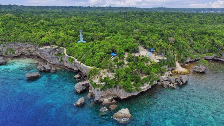 Pantai Appalarang, Panorama Indah di Balik Tebing Curam