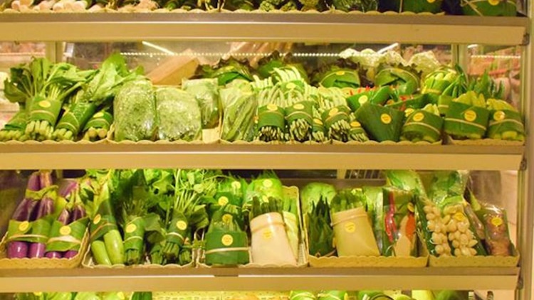 Lestarikan Bumi, Supermarket ini Ganti Pembungkus Plastik dengan Daun Pisang