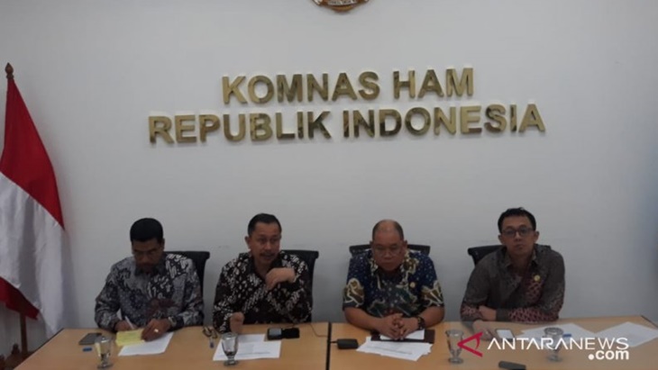 Komisioner Komnas HAM memberikan keterangan pers kepada awak media di Kantor Komnas HAM