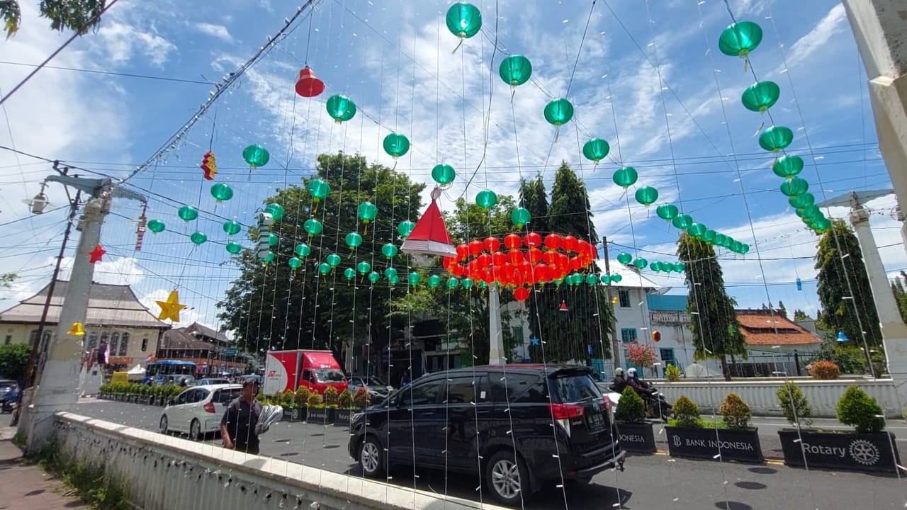 Gibran Pamer Lampion dan Pohon Natal di Depan Balai Kota: Yang Protes, Temui Saya