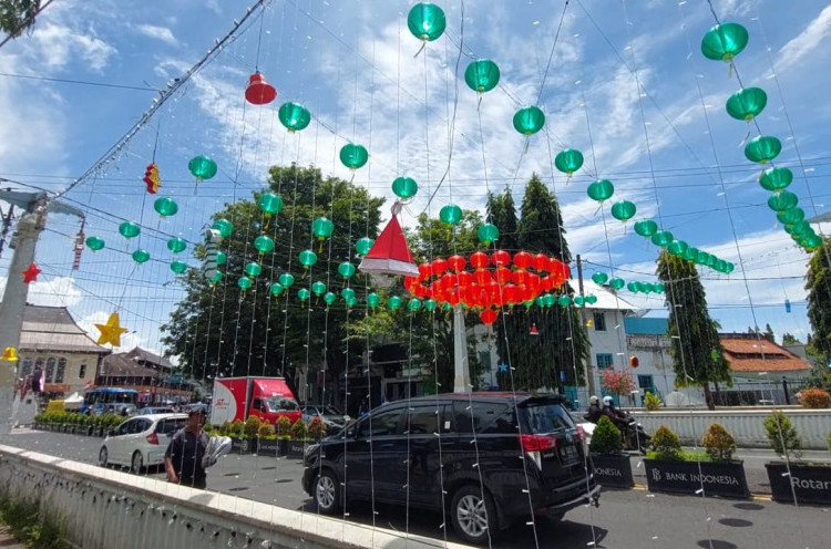 Gibran Pamer Lampion dan Pohon Natal di Depan Balai Kota: Yang Protes, Temui Saya