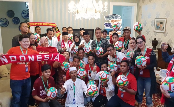 Kelompok suporter bola bersama Kiai Ma'ruf Amin