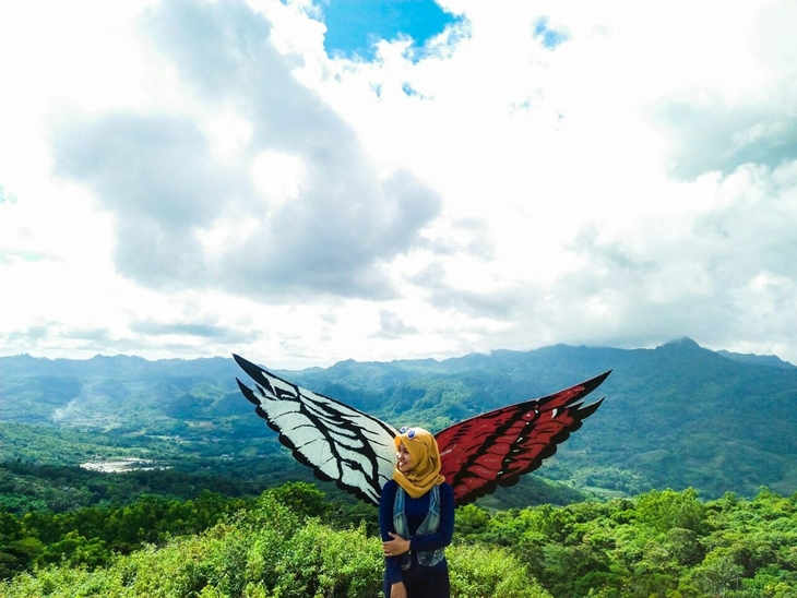 (Foto 5) Bukit Kenari, tempat wisata yang menawarkan keindahan alam. Foto by facebook.com_mellyameliaamel