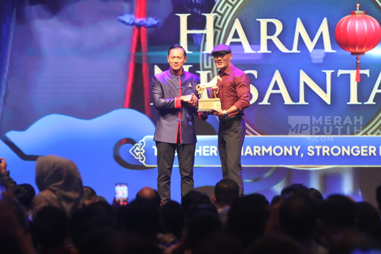 AHY Beri Penghargaan ke Deddy Corbuzier dalam Perayaan Imlek Nasional 2026