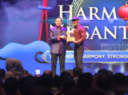 AHY Beri Penghargaan ke Deddy Corbuzier dalam Perayaan Imlek Nasional 2026