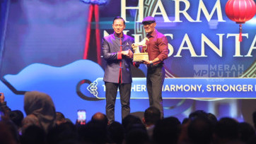AHY Beri Penghargaan ke Deddy Corbuzier dalam Perayaan Imlek Nasional 2026