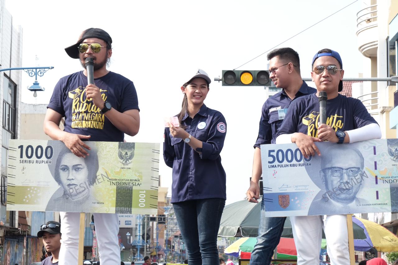 Kanwil Surakarta, Jawa Tengah mengadakan sosialisasi cara mengatasi uang palsu dan asli di Car Free Day (CFD). (MP/Ismail)