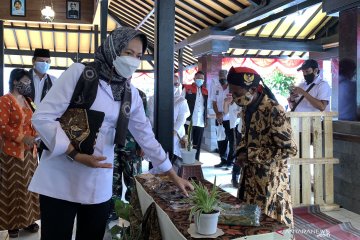Wali Kota Batu Dewanti Rumpoko (kiri) pada saat menghadiri acara Festival Batik di Kelurahan Ngaglik, Kecamatan Batu, Kota Batu, Jawa Timur, Rabu (24/3/2021) (ANTARA/Vicki Febrianto)