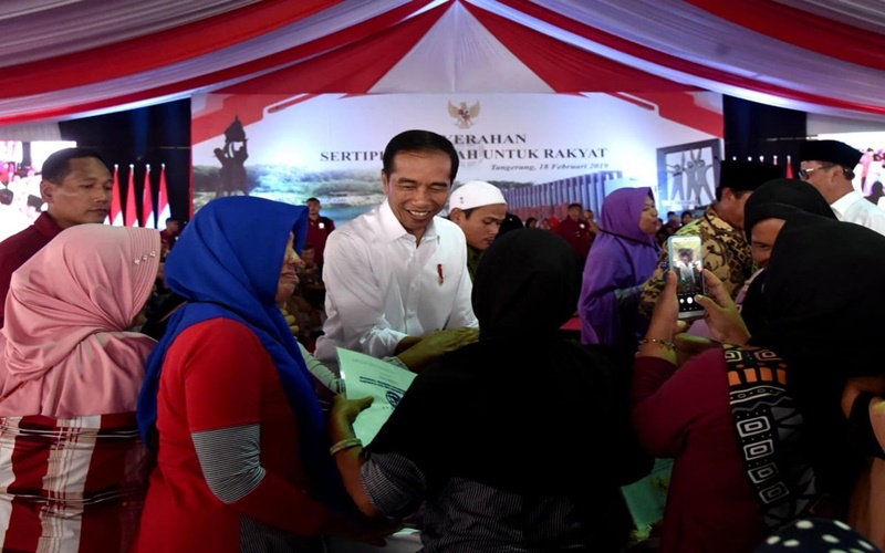 Pamer Program Kartu, Pengamat: Jokowi Mendidik Masyarakat dengan Hal-Hal Instan