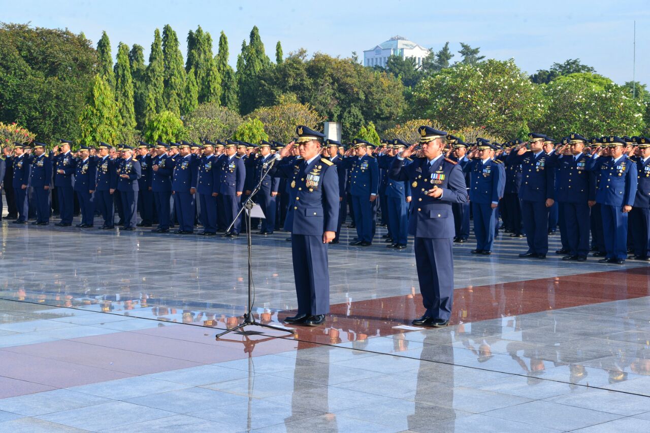 HUT Ke-72, TNI AU Ziarahi Makam Pahlawan