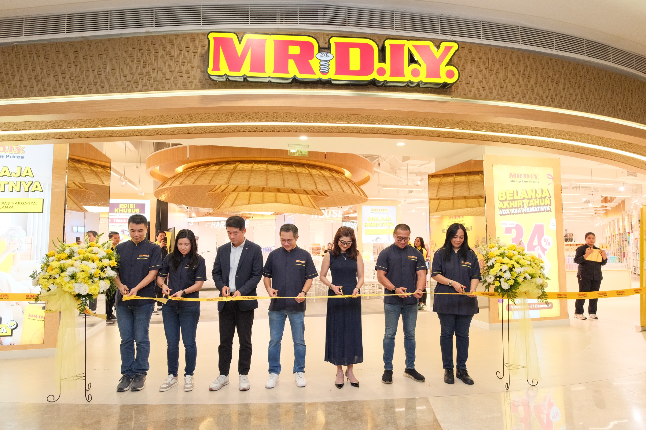 MR.DIY Hadirkan Flagship Store Pertama, Interiornya Eye Catchy Berkat Instalasi Seni Karya Wulang Sunu