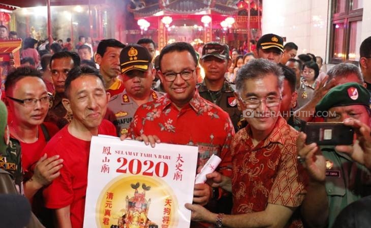 Gubernur Anies Baswedan bersama warga Tionghoa di Wihara Dharma Bhakti, Jakarta, Sabtu (29/1). (Foto: MP/Kanugrahan)