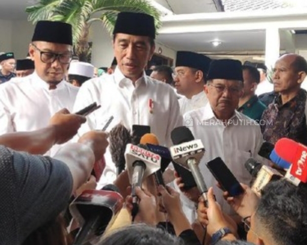 Datang Melayat, Jokowi: Indonesia Sangat Kehilangan Sosok Gus Sholah
