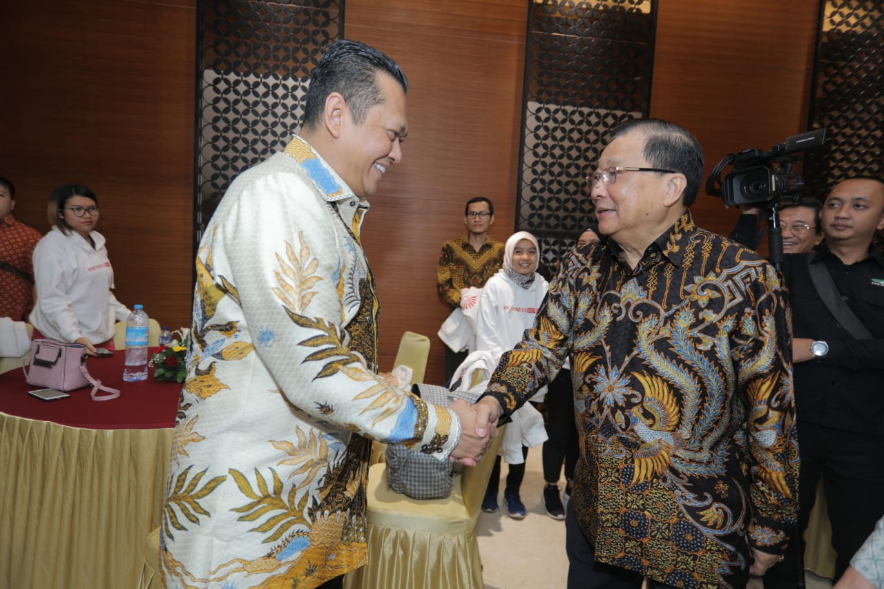 Ketua DPR RI Bambang Soesatyo menerima dan memberikan pengarahan kepada puluhan penerima beasiswa Perhimpunan Indonesia Tionghoa (INTI) S1, S2, dan S3 ke Tiongkok, RRT di Gedung Nusantara 3 DPR, Jakarta, Rabu (21/8).