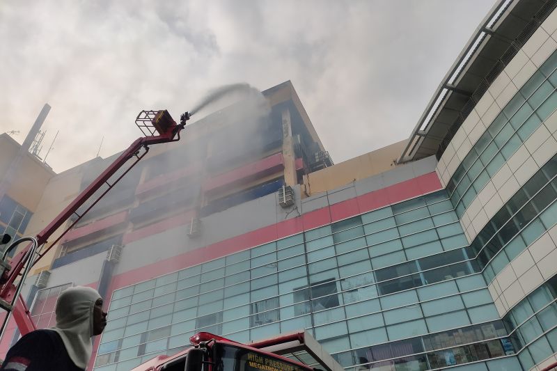 Kebakaran Glodok Plaza Belum Padam, Masih Terlihat Bara Api Hingga Siang Ini