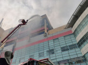 Kebakaran Glodok Plaza Belum Padam, Masih Terlihat Bara Api Hingga Siang Ini