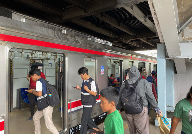 Minggu Kedua Ramadan, Keramaian Stasiun Commuter Line Dekat Pusat Belanja Meningkat