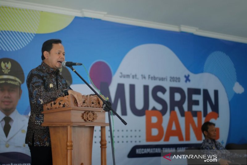 Wali Kota Bogor Bima Arya Sugiarto pada kegiatan Musrenbang tingkat kecamatan di Kecamatan Tanah Sareal Kota Bogor, Jumat (14/2/2020). (Antaranews/HO/Pemkot Bogor)