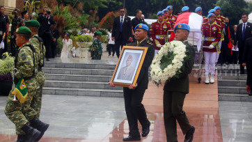 Prosesi Pemakaman Wapres ke-6 Try Sutrisno di TMP Kalibata Berlangsung Khidmat