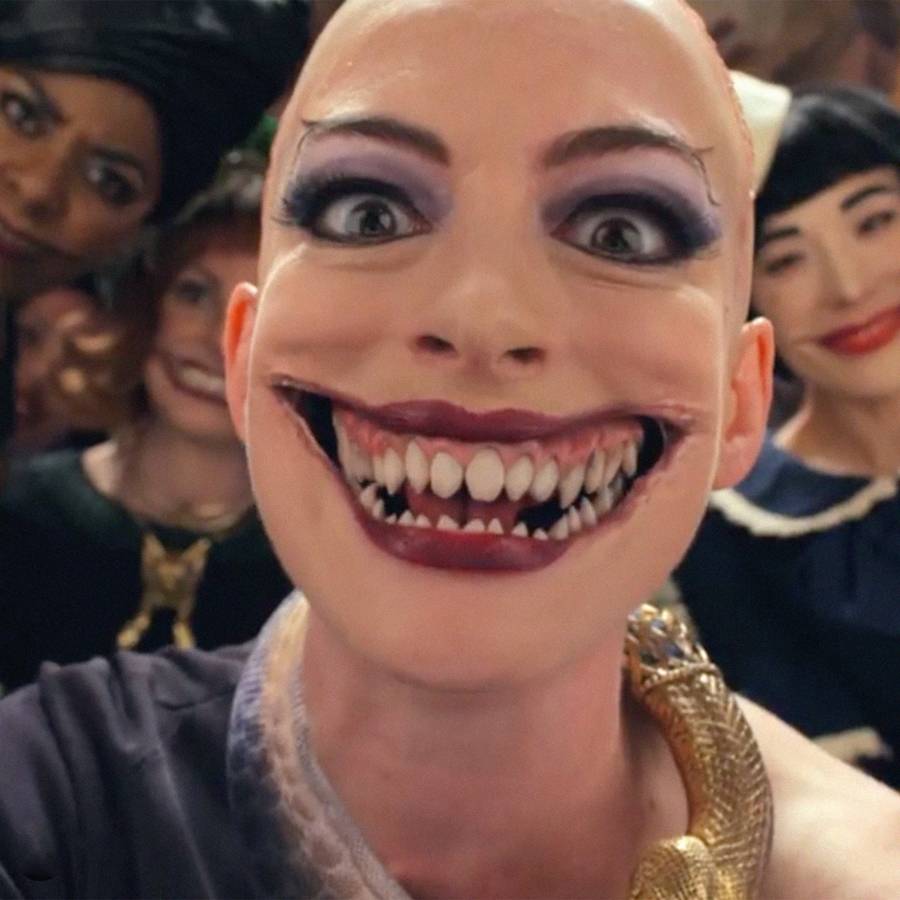 Anne Hathaway dalam film The Witches. (Foto Glamour Magazine)