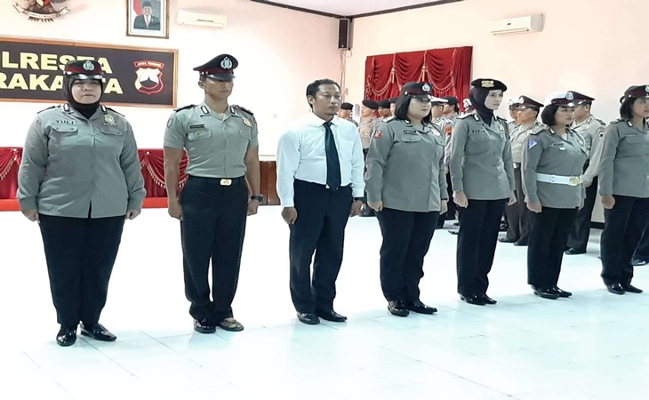 Tujuh anggota Polresta Surakarta yang mendapat penghargaan dari Kapolda Jateng