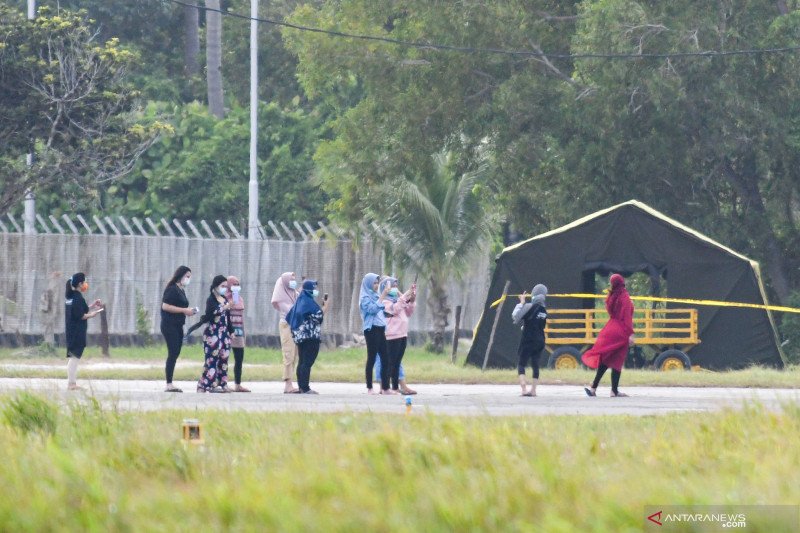 Sejumlah Warga Negara Indonesia (WNI) asal Wuhan, Hubei, China beraktivitas di depan Hanggar Pangkalan Udara Raden Sadjad, Ranai, Natuna, Kepulauan Riau, Selasa (4/2/2020). ANTARA/M Risyal Hidayat/hp