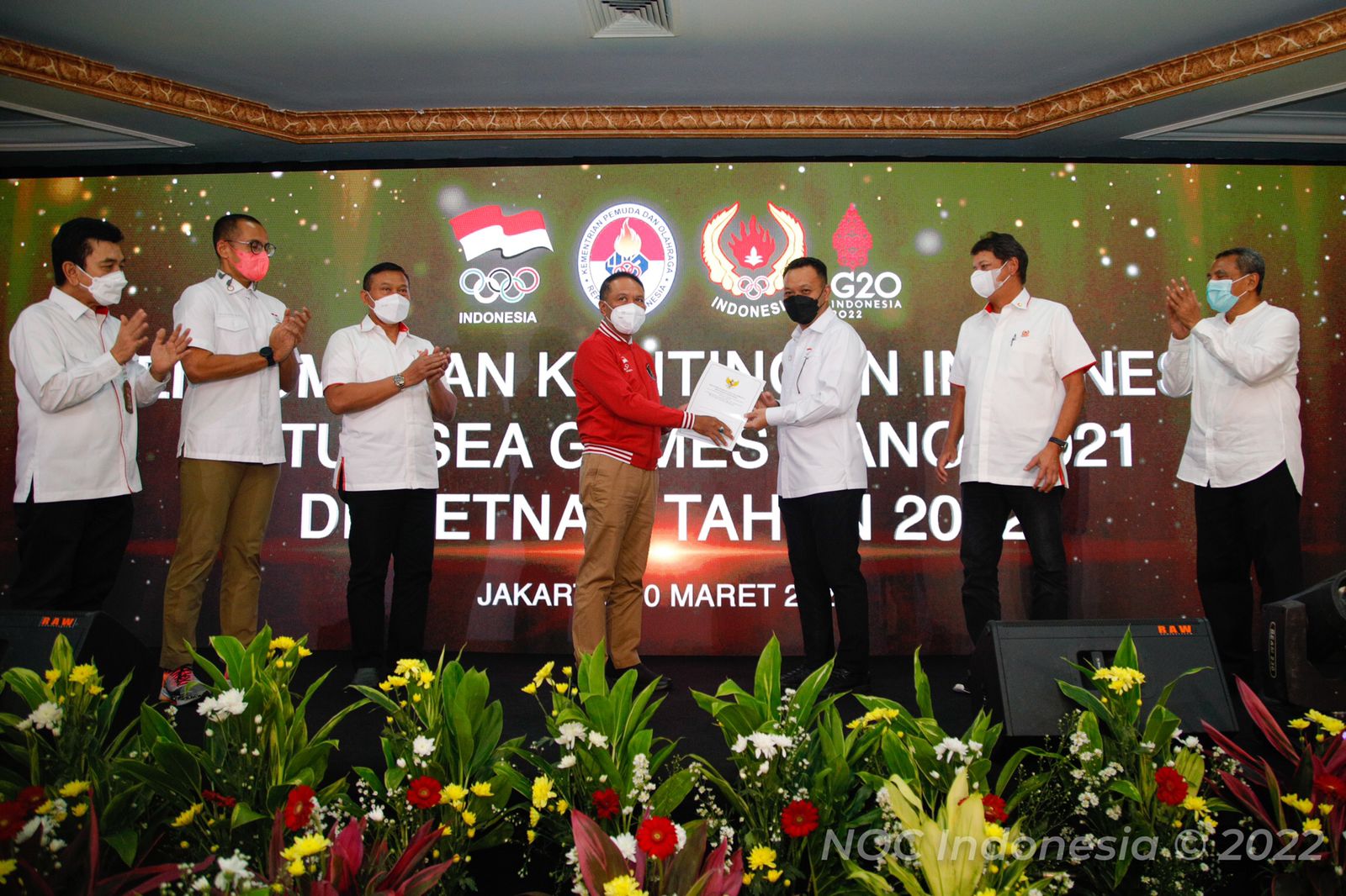 Sekretaris Jenderal Komite Olimpiade Indonesia, Ferry Kono, menerima amanah sebagai Chef de Mission (CdM) Kontingen Indonesia untuk SEA Games 2022 Hanoi, Vietnam pada acxara pengumuman Chief de Mission (CdM) dan Kontingen Indonesia untuk SEA Games 2021 Hanoi, Vietnam di Auditorium Wisma Kemenpora, Jakarta, Rabu (30/3). Foto: NOC Indonesia/Naif Al’As
