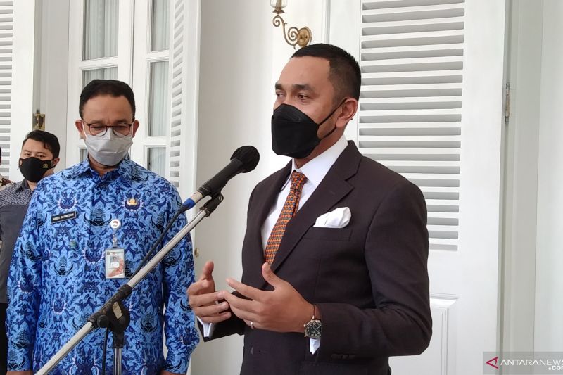 Ketua Pelaksana Formula E Jakarta Ahmad Sahroni (kanan) bersama Gubernur DKI Anies Baswedan di Pendopo Balai Kota Jakarta, Senin (29/11). ANTARA/Dewa Ketut Sudiarta Wiguna