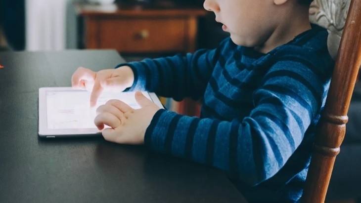 Cara Bijak Hindari Anak Kecanduan Gadget di Fase Kenormalan Baru