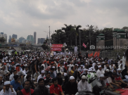 Massa Aksi 299 Salat Jumat di Depan Gedung DPR