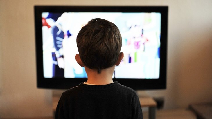 Keseringan nonton berdampak sangat buruk bagi anak. (Foto Unsplash/Erik Mclean) 