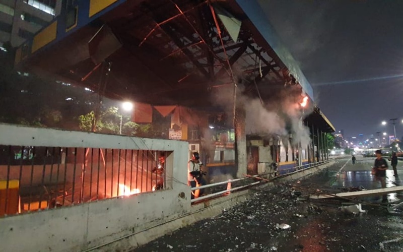 Pintu tol Pejompongan yang dibakar massa