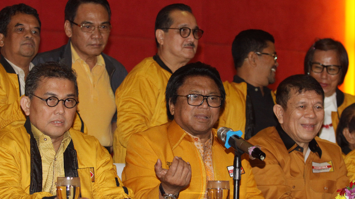 Ketua Umum Partai Hanura Oesman Sapta Odang (tengah) didampingi Sekjen Partai Hanura Hari Lotung (kanan) (ANTARA FOTO/Reno Esnir)