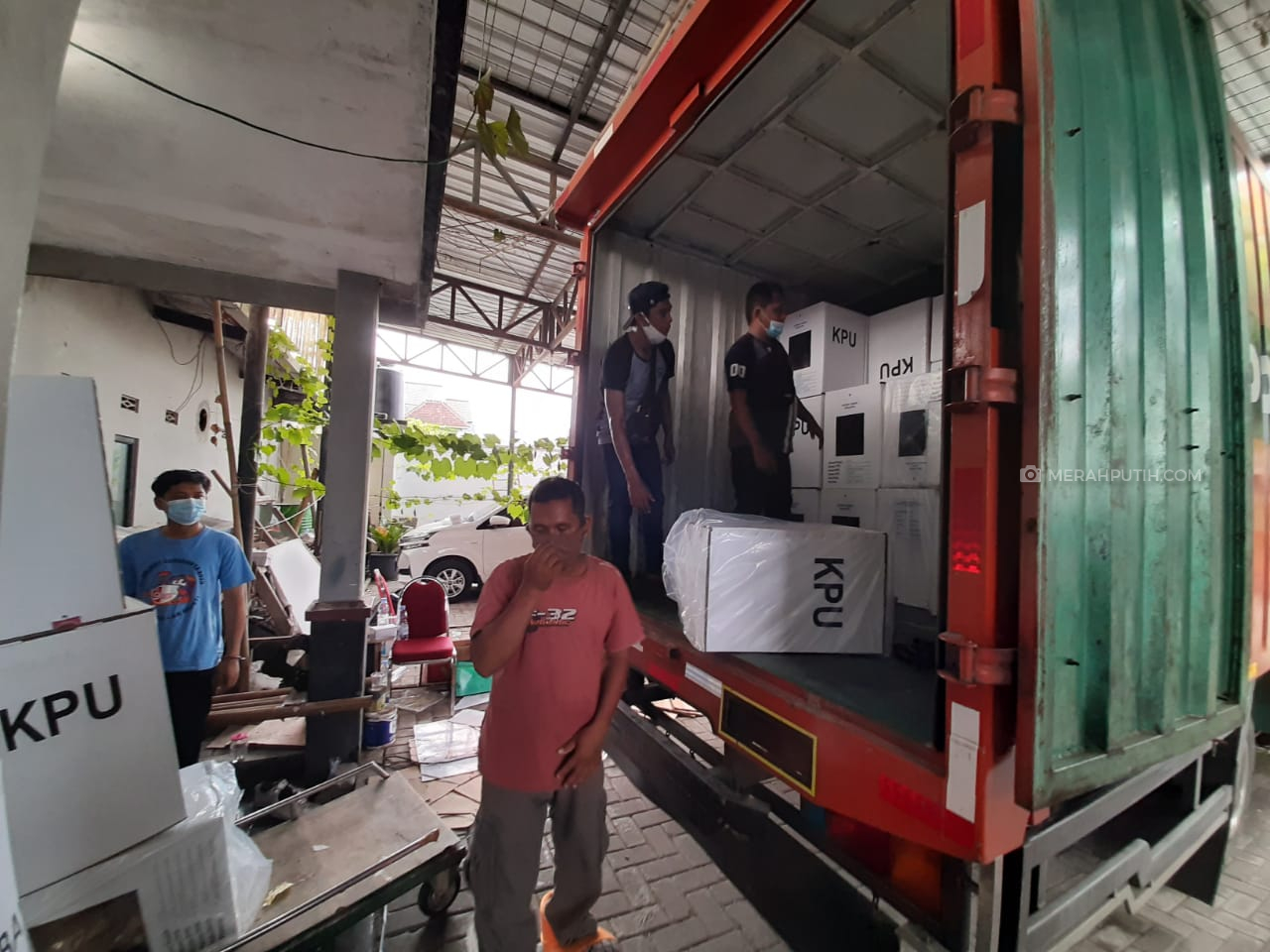 KPU Solo Mulai Distribusikan Logistik Pilwakot Solo di 54 Kelurahan
