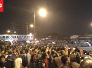 Warga Padati Lokasi Ledakan Terminal Kampung Melayu