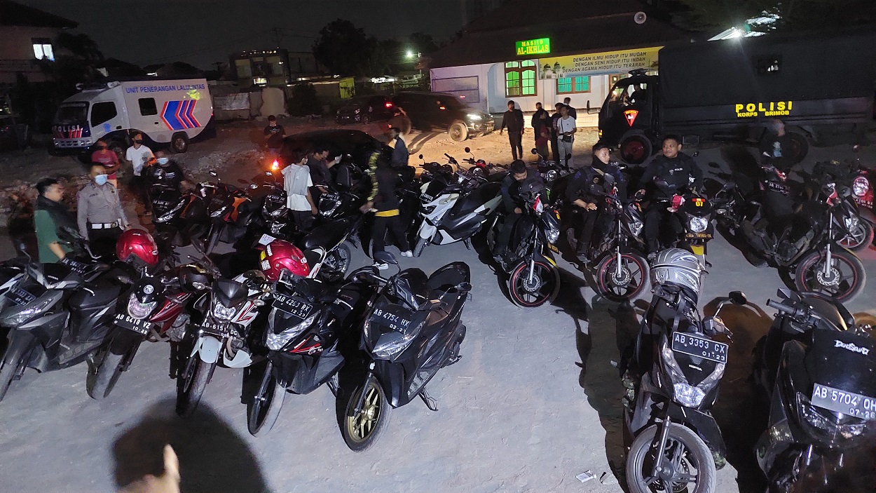 Suporter PSS Sleman diamankan petugas beserta kendaraannya di Satlantas Polresta Surakarta, Jumat (15/10). (MP/Ismail)
