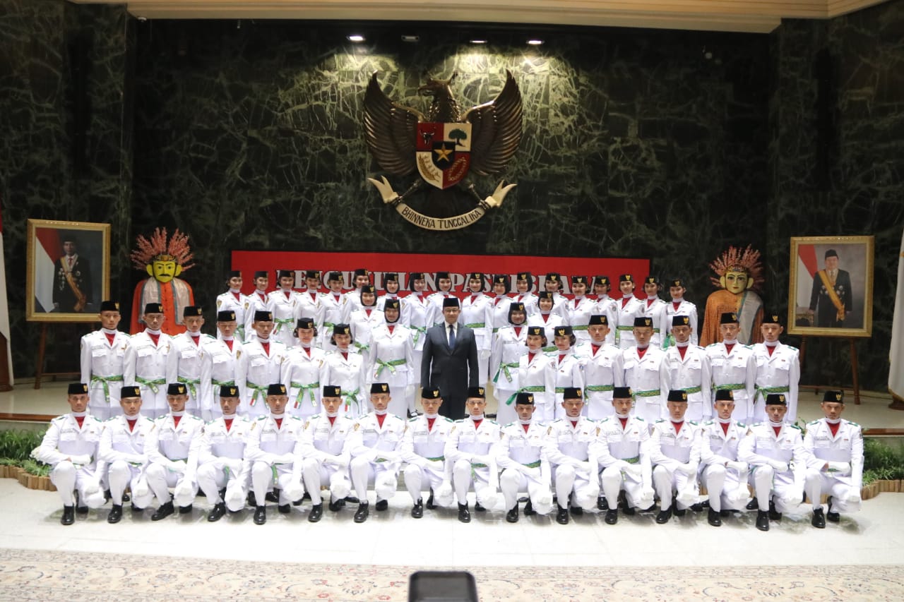 Gubernur DKI Jakarta, Anies Rasyid Baswedan, mengkukuhkan 54 anggota pasukan pengibar bendera pusaka (Paskibraka) DKI Jakarta di Balai Agung, Balai Kota DKI, Jakarta Pusat, Kamis(15/8). Foto: MP/Asropih