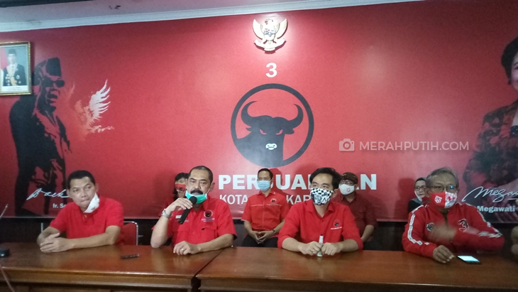 Berangkat ke KPU, Gibran-Teguh Naik Sepeda Onthel dan Pakai Blankon Sido Mukti