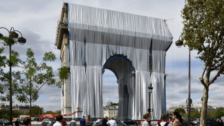 Instalasi Seni di Monumen Arc de Triomphe Paris