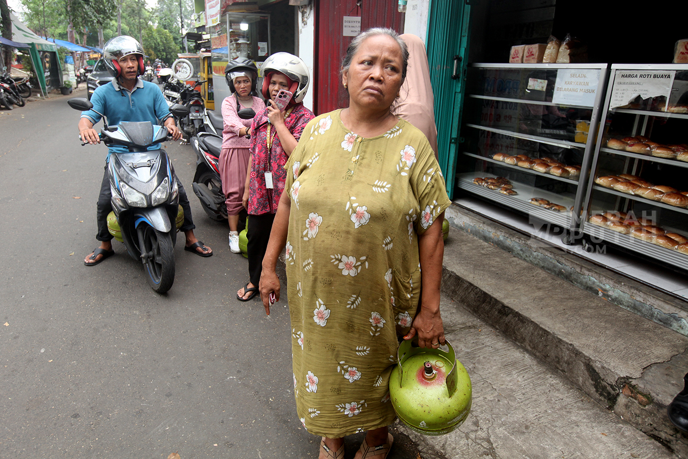 Warga mengantre kedatangan stok gas elpiji 3 kg bersubsidi di pangkalan gas di Kawasan Palmerah, Jakartra Barat, Selasa (4/2/2025).