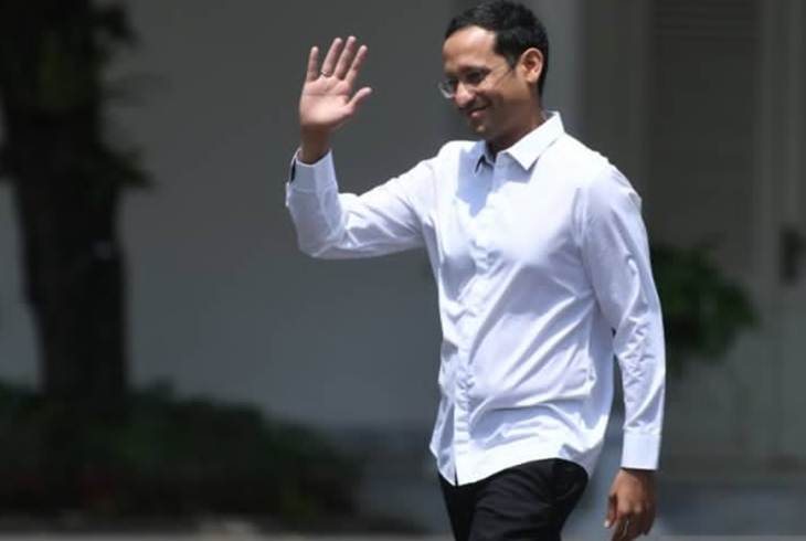 Nadiem Makarim melambaikan tangannya saat berjalan memasuki Kompleks Istana Kepresidenan, Jakarta, Senin (21/10/2019). ANTARA FOTO/Wahyu Putro A
